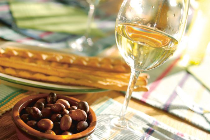 Weisswein mit Crossini und Oliven
