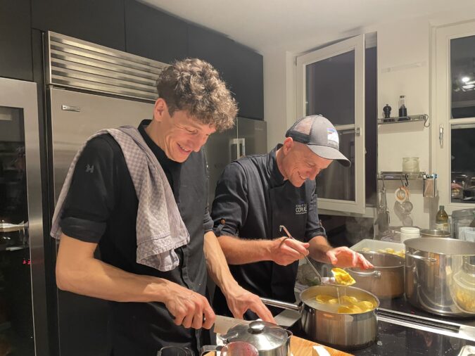 Andreas Leib, Küchenchef in Copien’s Kitchen (li.) und Sebastian Copien (re.) haben ihre helle Freude an den feinen Ravioli. 